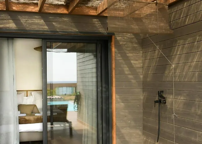 Private Pool And Waterfront *
