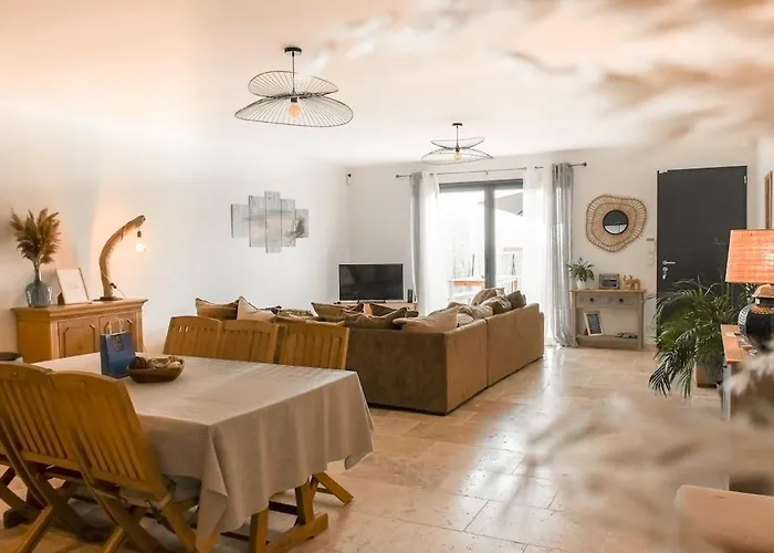 Private Pool And Waterfront Villa Linguizzetta